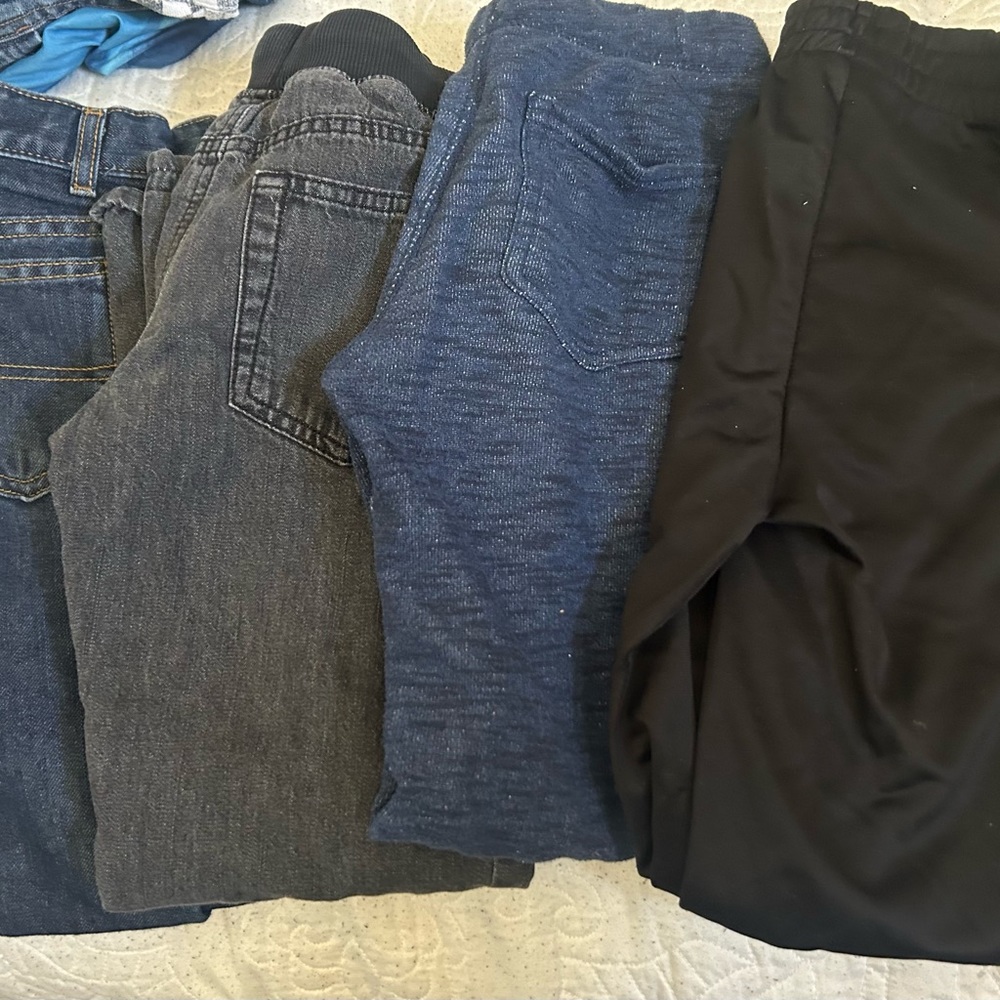 Lot of 4 pieces jeans and sweatpants size 7-8